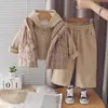 Lindo novo conjunto de inverno 2026 para meninas: um conjunto quente com forro de fleece, incluindo um colete grosso, um casaco de algodão de inverno e um conjunto de três peças para aquecimento extra
