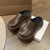 Chinelos Meio Baotou Femininos Sandálias de Verão para Usar por Cima 2024 Novo Estilo Quente de Verão Sapatos Torre com Sola Grossa Aumento Interno de Altura