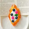 Imanes de refrigerador de resina grandes de comida de juguete (pizza, pastel, pan), accesorios para coche, pegatinas decorativas, colgantes para bolsas, accesorios al por mayor