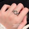 Anillo italiano vintage con hebilla de herradura cepillada y piedras preciosas. Anillo vintage con circonitas y arreglo de estrellas apiladas.
