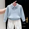 Ropa infantil coreana 2026 colección otoño/invierno nueva: suéter de punto azul con cuello polo calado y pantalones blancos casuales de pierna recta