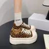 Zapatillas casuales de nuevo estilo para mujeres petite, de caña baja versátiles con suela gruesa blancas, que aumentan la altura para la primavera y el otoño de 2026