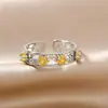 Anillo Abierto de Flor Dorada Fresco y Dulce, Diseño Versátil de Lujo Ligero, Anillo de Zirconia de Temperamento de Gama Alta Nicho, Exquisito