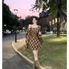 Vestido a Cuadros Retro Marrón y Amarillo sin Hombros para Mujer, Manga Larga, Ceñido a la Cintura, con Cinturón, Dobladillo Asimétrico, Vestido Adelgazante