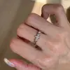 Anillo de estilo vintage de mediados de siglo con tiras cruzadas, diseño de nicho, juego de joyería de pendientes de circonita con incrustaciones de diamantes