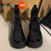 Botas Chelsea de Couro Patente com Cadarço Vintage 2026 Outono Fábrica Sapatos Femininos Estilo Britânico Plataforma Versátil Solado Grosso Couro Macio Botas Curtas