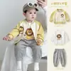 Macacão de Bebê Outono Novo Estilo Moda para Menino Fato Dividido Elegante de Três Peças Roupas de Menino Roupas Casuais para Passeio Primavera e Outono Tendência