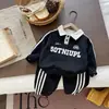Conjunto de ropa de otoño para niños 2026 nuevo estilo ropa de moda de primavera y otoño para niños conjunto de dos piezas de sudadera con solapa para bebé niño