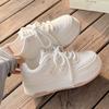 Novos Sapatos Brancos de Sola Grossa para Mulheres 2025, Design Original, Sapatos Esportivos e Casuais Versáteis com Calças de Pernas Largas