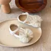 Sapatos de Princesa para Meninas 2026 Nova Coleção Primavera/Outono Laço de Pérola Sapatos Infantis Solado Macio Sapatos da Moda para Crianças Pequenas e Médias Sapatos Individuais