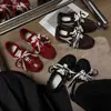 Nuevos zapatos retro versátiles con suelas rojas gruesas, zapatillas de entrenamiento alemanas para mujer, versión coreana de los zapatos casuales Forrest Gump, 2026 pares en negro