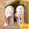 Sapatos de Algodão Femininos com Design Perfurado em EVA, Tendência Desenho Animado Fofo Sola Grossa Feminino Quente 2025 Novos Chinelos de Algodão de Inverno