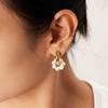 Estilo celebridad de internet estilo personalidad asimétrico colgante de perla de agua dulce natural acero inoxidable arete aretes para mujer Venta al por mayor