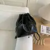 Bolso biker de PU de gran capacidad con cordón, modelo nuevo 2026, bolso tipo cubo de alta gama, mochila de moda para el día a día