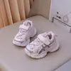 Tênis infantis de malha estilo coreano com sola grossa e velcro, leves e antiderrapantes, adequados para meninos e meninas, tênis estilo "dad shoes" para crianças do jardim de infância