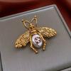 Broche vintage de diamantes de mediana edad con letras, estilo retro, ligero, de lujo, de alta gama, con ramillete, para decoración de ropa, joyería de nicho, al por mayor para mujer.