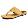 Chinelos Flip-Flop de Camurça Retro Francês Sandálias Abertas para Mulheres Verão 2025 Novas Sandálias Planas Versáteis para Uso Externo para Mulheres