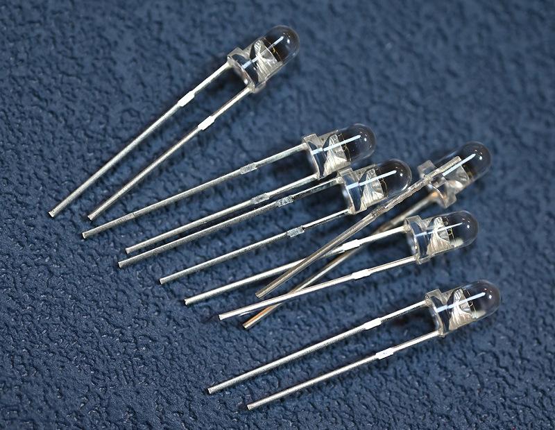 深圳白发绿灯绿光f3灯珠有边短脚3mm插件圆头透明高亮翠绿色led灯珠3V生产厂家