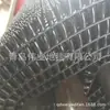 Las ruedas delanteras y traseras de los grandes camiones semirremolque están equipadas con guardabarros anti-salpicaduras.