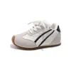 Nuevos estilos de primavera y otoño de zapatillas de estilo coreano para niños: zapatillas de malla transpirables, antideslizantes y de suela blanda, zapatillas de papá y zapatillas blancas versátiles