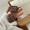 Capa protetora personalizada Ins Style com estampa de leopardo marrom, estilo europeu e americano, adequada para AirPods de 4ª geração (novo modelo Pro3) e fones de ouvido Apple de 2ª geração.