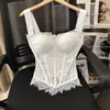 Top de renda branco de verão com um design puro e sedutor, acinturado e modelador, sem alças e estilo regata
