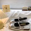 Zapatos pequeños de cuero estilo francés inspirados en el ballet, nuevo modelo de verano 2026, extremadamente elegantes y atractivos, zapatos planos plateados Mary Jane