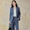 Outono/Inverno 2026 Novo Terno para Entrevista de Estudante Universitário Conjunto de Blazer e Calça Cinza para Mulheres Venda por Atacado