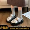 Pantuflas de suela gruesa para usar al aire libre, nuevo estilo de moda verano 2026, sandalias versátiles casuales de alta gama de una sola tira para mujer con suelas de plataforma