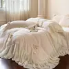 Juego de lujo de invierno estilo francés de cuatro piezas con delicado bordado, tela de terciopelo de leche, una funda nórdica de forro polar coral estilo princesa y una falda de cama cálida y engrosada