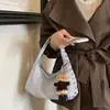 Bolso de Mano Vintage Chic de Alta Gama con Remaches para Mujer, Nuevo de Principios de Otoño 2026, Bolso de Hombro o Axila Simple y Moderno
