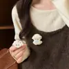 Lindo broche de cordero de tela de dibujos animados para mujer, nuevo diseño 2026, divertido pin para suéter, sujetador decorativo