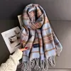 Bufanda Cálida de Cuadros Estilo Británico Clásico Otoño e Invierno Chal para Mujer Versátil Ropa de Trabajo Borla Arena Fina Bufanda de Imitación Cachemir