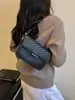 Bolso pequeño elegante de alta gama para mujer 2026 nuevo popular de primavera y verano bandolera de un solo hombro bajo el brazo bolso cuadrado pequeño