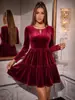 Novo vestido vintage europeu e americano de veludo bordô com gola redonda, mangas compridas vazadas, acinturado, saia curta afunilada em A