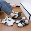 Zapatos de entrenamiento de cuero genuino 2026 otoño suela blanda no fatigantes blanco y negro para el trabajo y el trayecto zapatillas finas transpirables zapatos versátiles para mujer