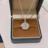 Collar Dulce Corazón de Manzana Crown: Una cadena para la clavícula de lujo ligero, de nicho y de alta gama que se puede abrir, exudando un encanto suave, adinerado y exquisito.