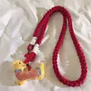 Pingente de cachorro basset hound amarelo olhando para trás, cordão para capa de celular, alça de corda longa diagonal, corrente cruzada, universal para celular