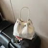 Bolsa de corrente tipo balde, fresca e estilosa, para mulheres, novo modelo 2026, dropshipping transfronteiriço, bolsa de ombro e transversal, bolsa de nicho