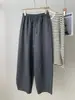 Calça feminina estilo coreano de perna larga com corte curvo, oferecendo um visual relaxado e que afina a silhueta, casual e esportiva, com cordões coloridos, design de perna reta, coleção outono/inverno 2026