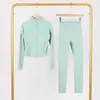 Conjunto Lulu Df de Chaqueta Corta con Cuello Alto y Pantalones Cropped con Etiqueta, En Stock Envío Directo, Corte Ajustado Cuello Alto, Cremallera Dorada Elástica