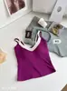 Camisola de chica caliente de verano para mujer, imitación de dos piezas con copas incorporadas, diseño de color contrastante, adecuada para usar sola o en capas, con una espalda bonita y corte ajustado
