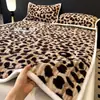 Colcha gruesa de pelo de conejo para invierno, colcha acolchada estilo tatami retro y juego de sábanas con forro polar (conjunto de tres piezas)