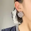 Brincos geométricos em formato de losango estilo retro francês com um elegante design oco irregular, apresentando pérolas e zircônia, são acessórios luxuosos e de alta qualidade.