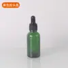 Botellas cuentagotas de vidrio verde para aceites esenciales al por mayor, botellas dispensadoras de esencia cosmética, botellas con cuentagotas de cabeza de goma dorada, plateada y negra, botellas para loción