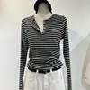 Camiseta Henley de Rayas Long-Termism Ajustada con Cintura Plisada y Bordado de Letras Manga Larga Cuello Henley Camisa Base Top para Primavera