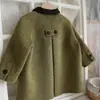 Roupas infantis coreanas 2026 outono novo estilo tema floresta lapela retro verde casaco de lã para meninas, jaqueta de lã moderna de inverno