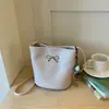 2026 Verano Nuevo Modelo Patrón Tejido Diseño de Nicho Bolso de Mano para Mujer Bolso Cubo de Color Sólido de Alto Valor Bolso de Hombro Único