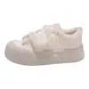 Zapatos Blancos para Mujer Otoño e Invierno 2025 Versátiles de Suela Gruesa Tenis Leche Fufu Originales con Forro de Felpa Tenis de Velcro Engrosados Nicho
