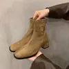 Botas Femininas Estilo Coreano Marrom Salto Grosso Cano Curto Novidade Outono 2026 Salto Alto Botas de Cano Curto Elásticas Botas Martin Botas de Cano Curto Pequenas